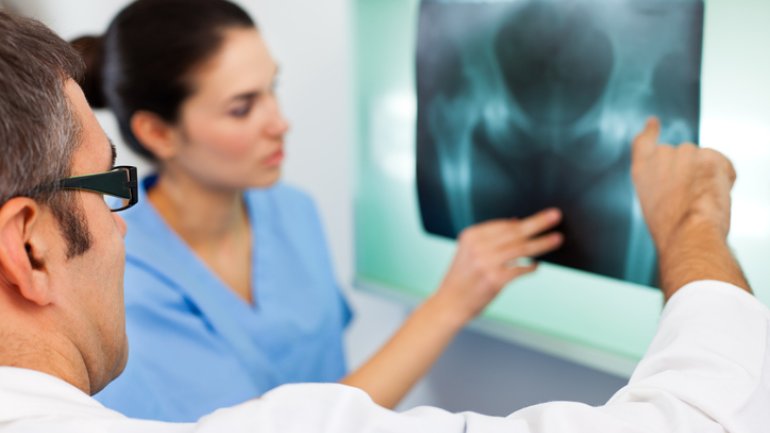 Orthopäde am Röntgenbild eines Beckens