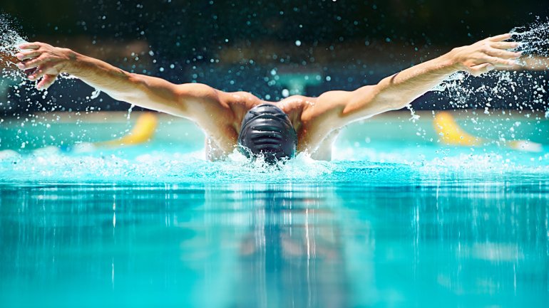 Brust- und Delfinschwimmen Brust- und Delfinschwimmen