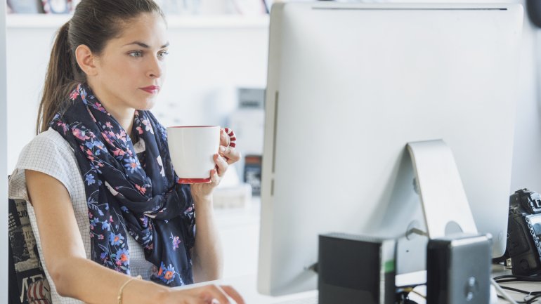 Der rückengesunde Arbeitsplatz: Stuhl, Tisch und Bildschirm richtig ausrichten – auch im Homeoffice Der rückengesunde Arbeitsplatz: Stuhl, Tisch und Bildschirm richtig ausrichten – auch im Homeoffice